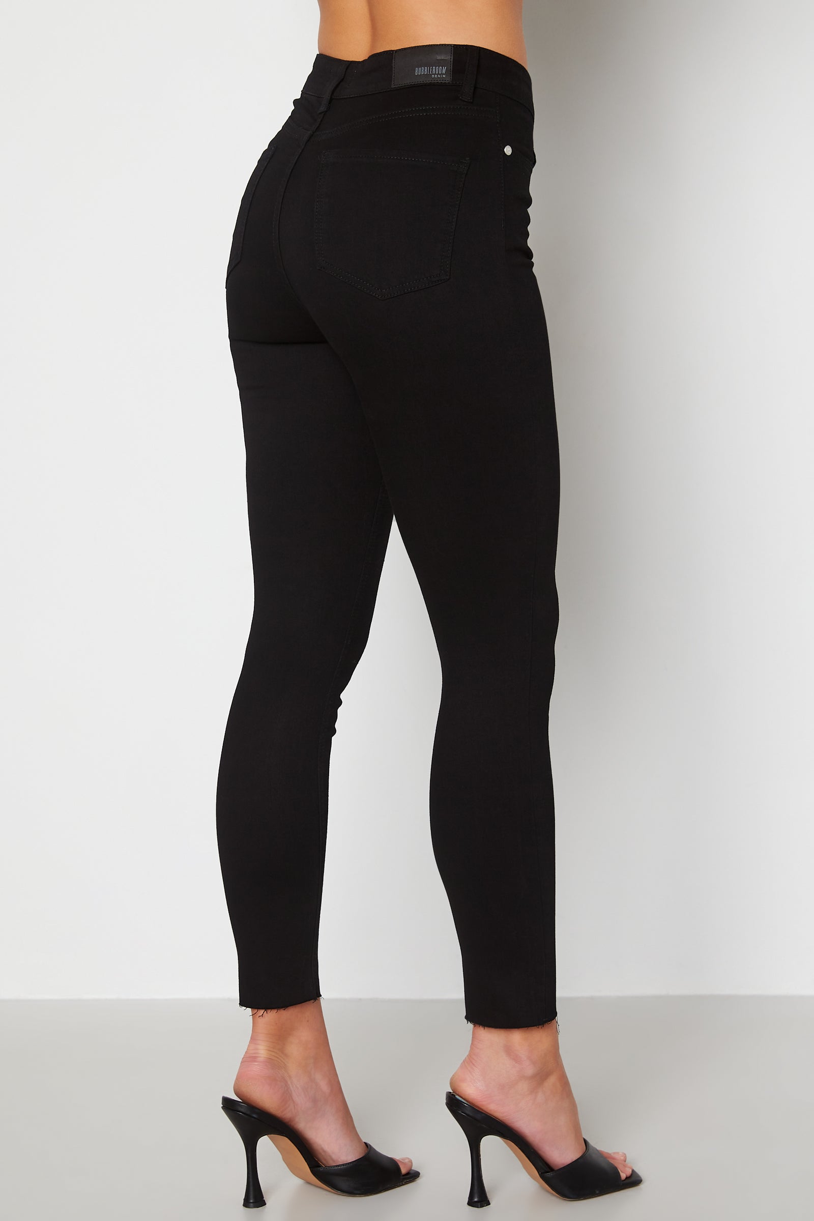 Bubbleroom care – Sandy Raw Edge Jeans – Cropped jeans – Black