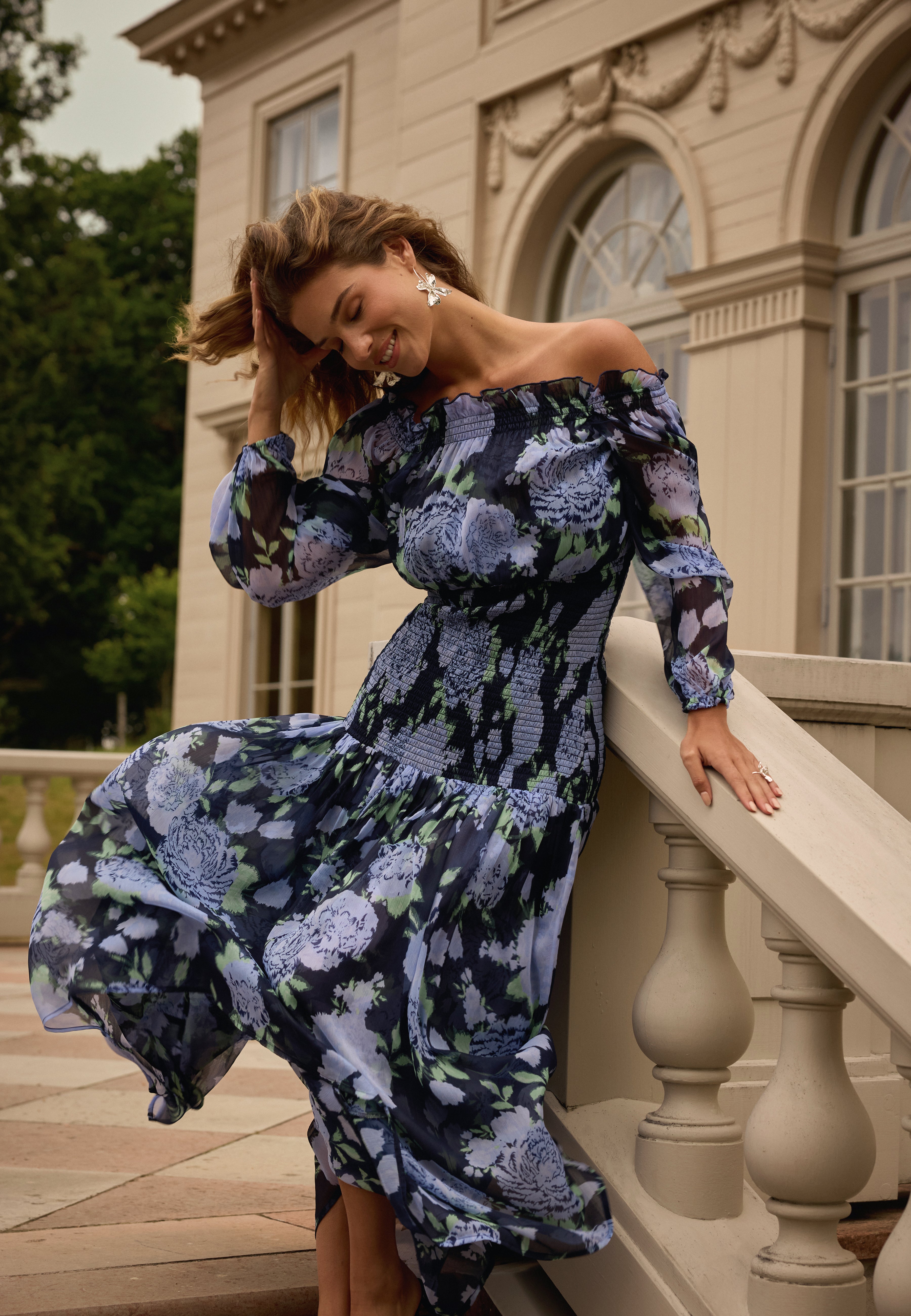 Bubbleroom occasion Smock Off Shoulder Maxi Dress Bridesmaid dresses Blue / Black Bubbleroom occasion Smock Off Shoulder Maxi Dress Bridesmaid dresses Blue / Black