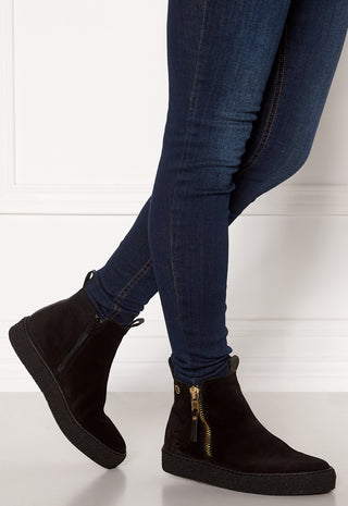 Mount V. Zip Boots