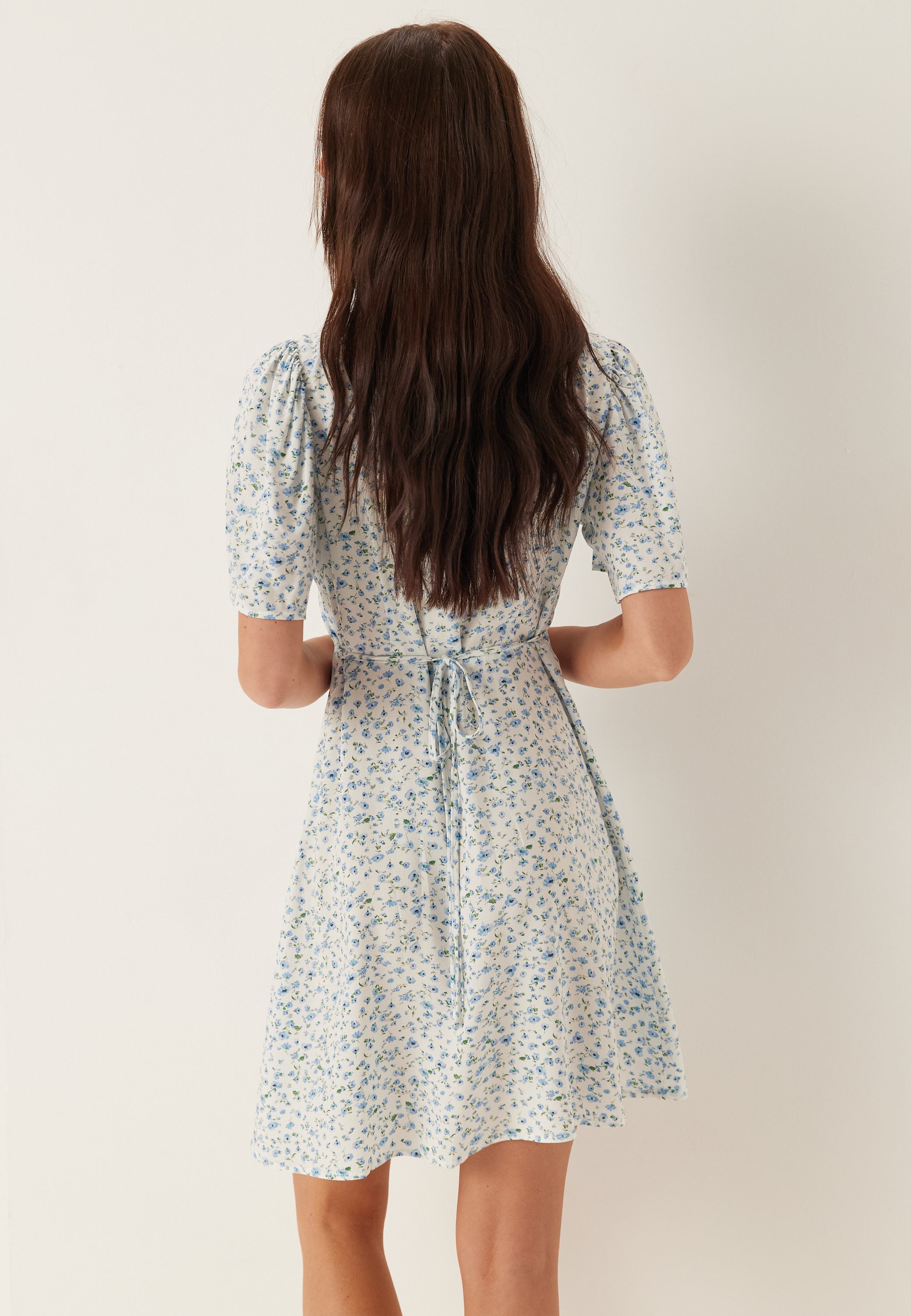 Vero Moda | Minikleid mit Bindegürtel Alba, 19,99 EUR Vero Moda | Minikleid mit Bindegürtel Alba, 19,99 EUR
