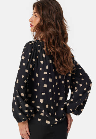 Vilana L/S O-NECK DETAIL TOP